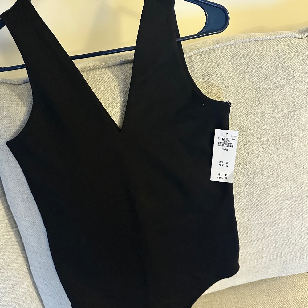 NEVER WORN, NEW WITH TAGS- Abercrombie & Fitch Seamless Fabric V-Neck Bodysuit